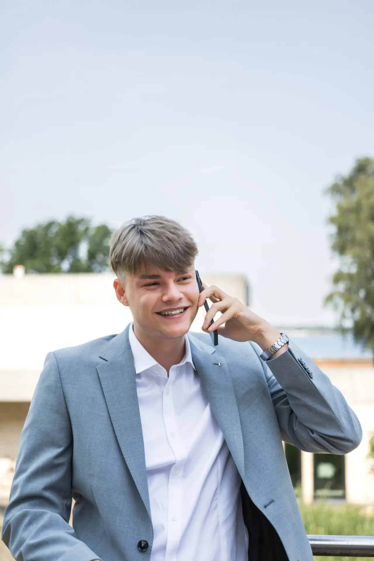 Der Webdesign Vertriebler David bespricht ein aktuelles Webdesign Projekt mit einem Kunden am Telefon