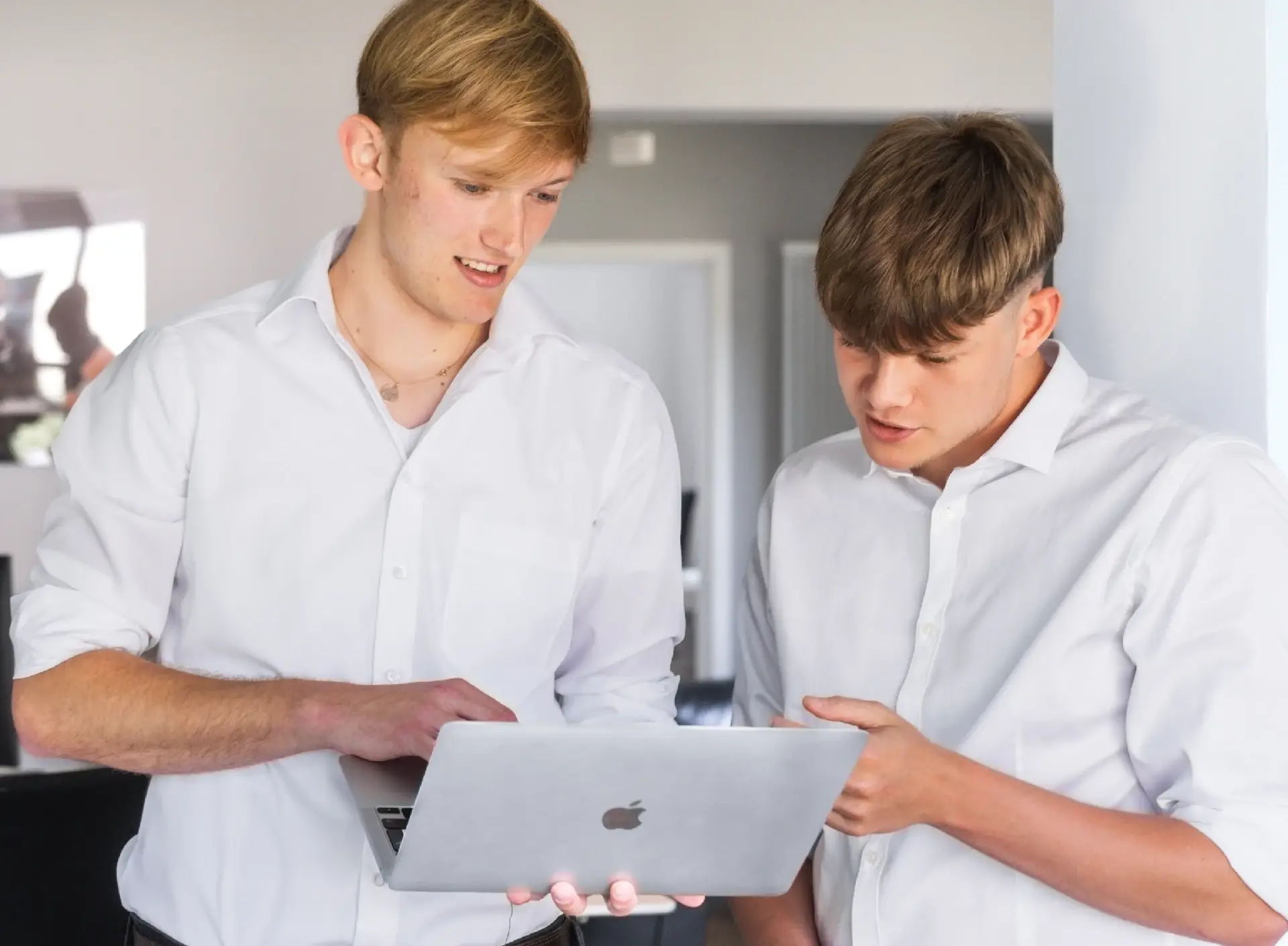 Der Webentwickler & Webdesigner Lukas bespricht mit dem Vertriebler David ein aktuelles Webdesign Projekt